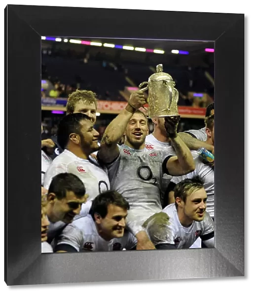 The England team & Chris Robshaw with the Calcutta Cup Trophy 2014