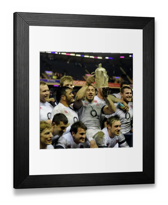 Framed Print : The England team & Chris Robshaw with the Calcutta Cup Trophy 2014 Framed Print : The England team & Chris Robshaw with the Calcutta Cup Trophy 2014