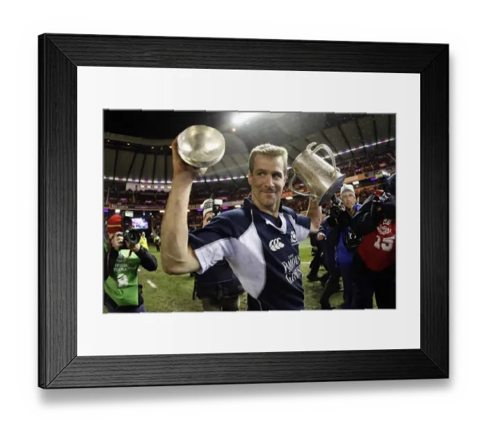 Framed Print : Scotland's Chris Paterson holds the Calcutta cup at Murrayfield Framed Print : Scotland's Chris Paterson holds the Calcutta cup at Murrayfield