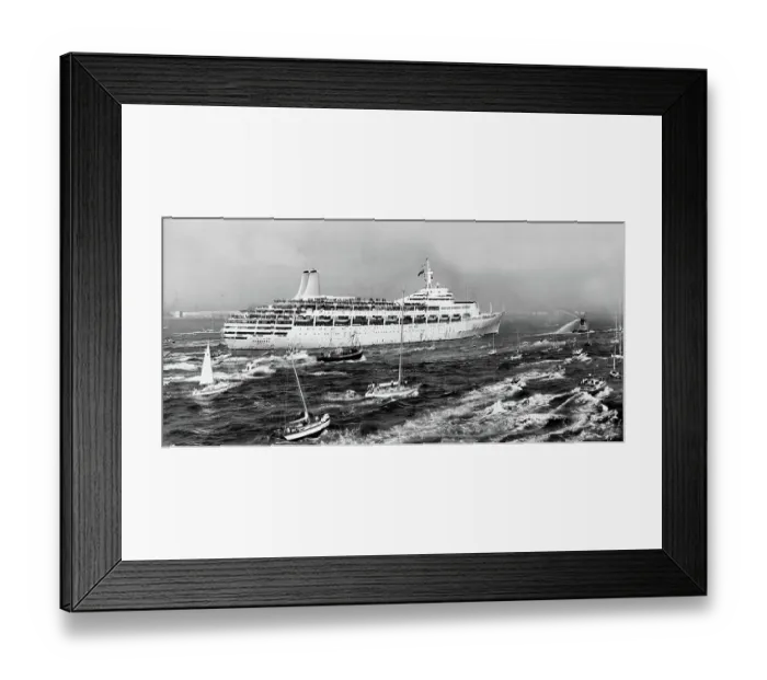 Framed Print : The SS Canberra returns to Southampton from the Falklands Framed Print : The SS Canberra returns to Southampton from the Falklands