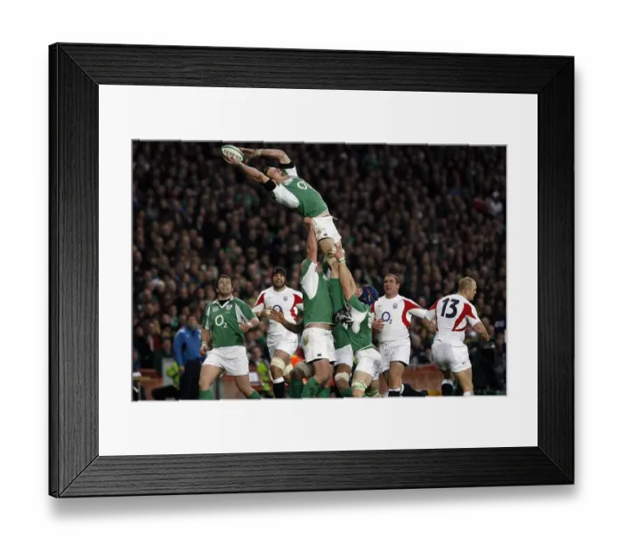Framed Print : Ireland's Paul O'Connell claims high ball against England Framed Print : Ireland's Paul O'Connell claims high ball against England