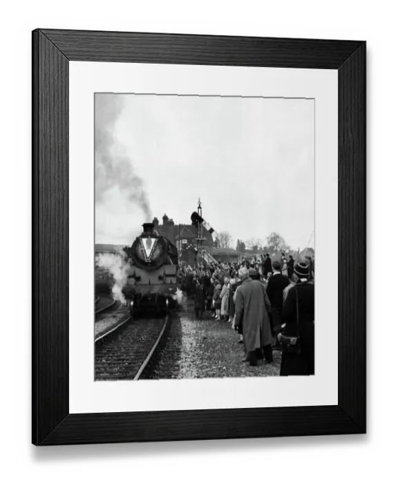 Framed Print : Bluebell train leaves East Grinstead station for Lewes on its final journey Framed Print : Bluebell train leaves East Grinstead station for Lewes on its final journey