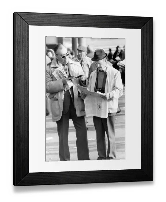 Framed Print : Racegoers at Cheltenham racecourse Framed Print : Racegoers at Cheltenham racecourse