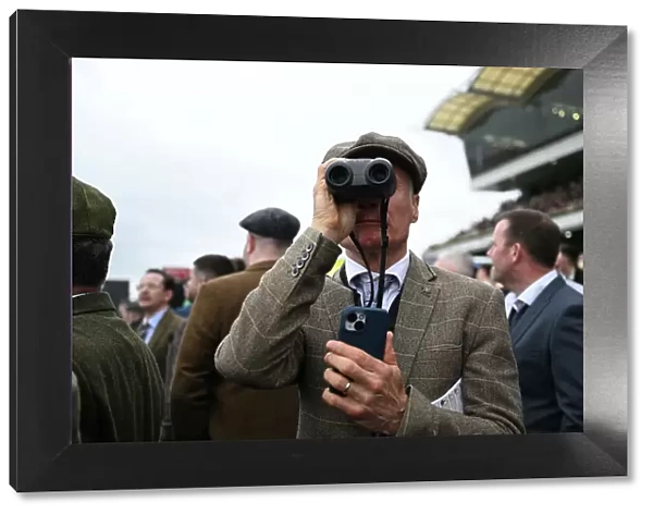 Binoculars to watch the race Cheltenham Festival week