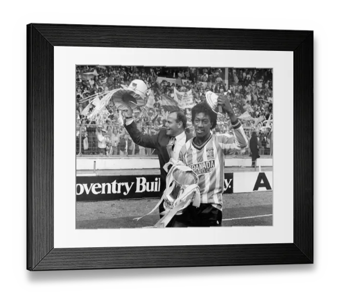 Framed Print : Dave Bennett celebrates with the FA Cup Framed Print : Dave Bennett celebrates with the FA Cup