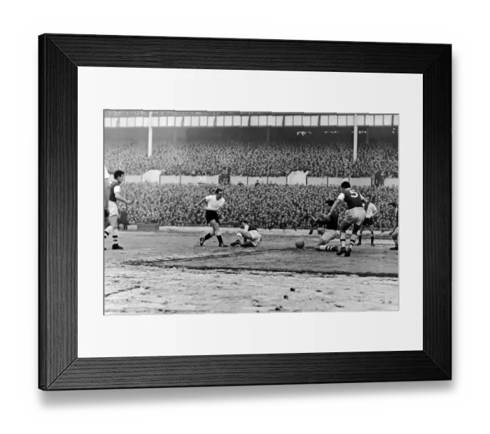 Framed Print : Les Allen scores for Spurs 1960 Framed Print : Les Allen scores for Spurs 1960