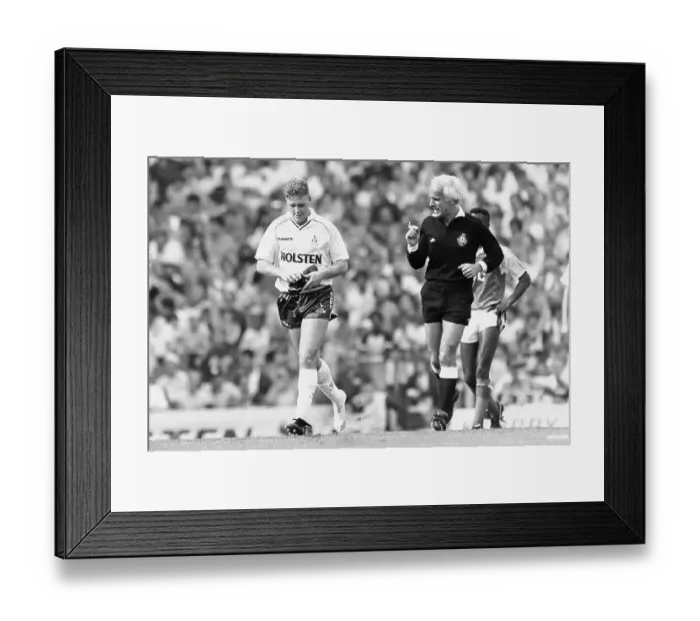 Framed Print : Spur's Paul Gascoigne replaces his boot after scoring Framed Print : Spur's Paul Gascoigne replaces his boot after scoring