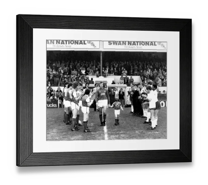 Framed Print : Goalkeeper Pat Jennings and his son Patrick, for his Testimonial at Arsenal 1985 Framed Print : Goalkeeper Pat Jennings and his son Patrick, for his Testimonial at Arsenal 1985