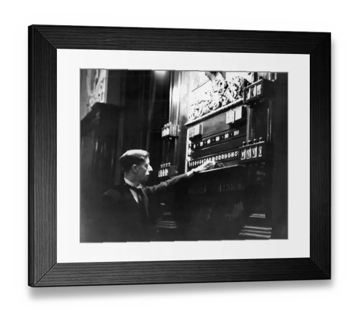 Framed Print : Snooker referee Charlie Chambers, resident at Thurston's for twenty five years, marks the scoreboard Framed Print : Snooker referee Charlie Chambers, resident at Thurston's for twenty five years, marks the scoreboard