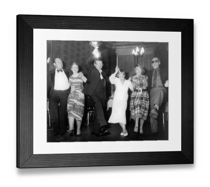 Framed Print : Dennis Taylor and his wife Patricia lead the Hokey-Kokey at his celebration after winning the World Snooker championship