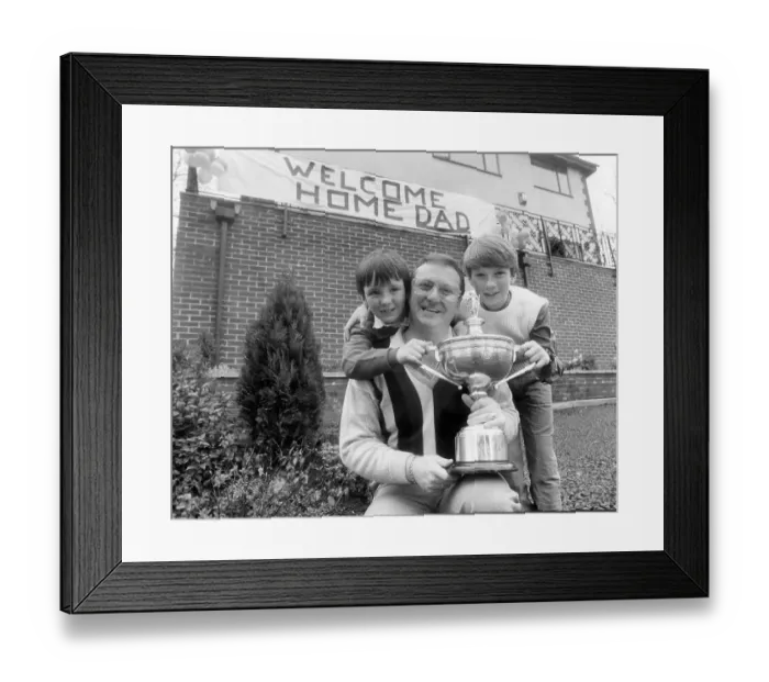 Framed Print : Dennis Taylor arrives home pictured with his sons Brendan and Damian and the world Snooker championship trophy