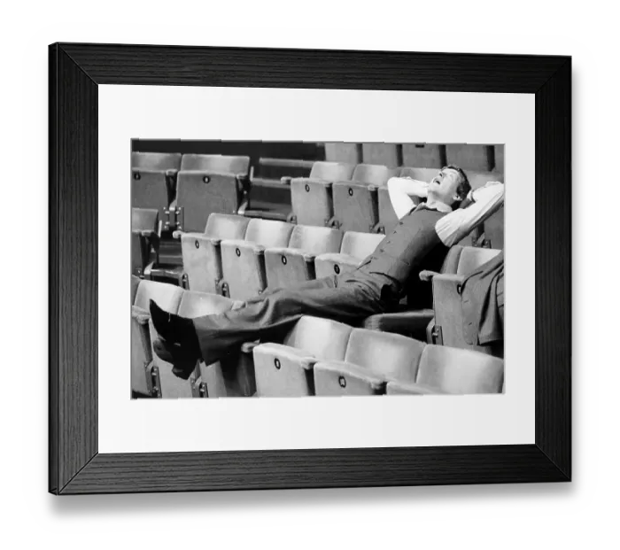 Framed Print : Steve Davis in relaxed mood prior to a game with Higgins Framed Print : Steve Davis in relaxed mood prior to a game with Higgins