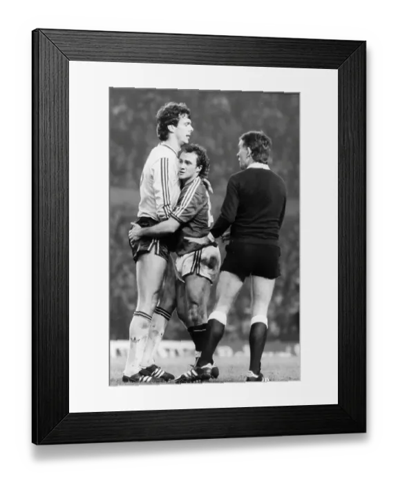 Framed Print : David O'Leary (Arsenal) and Terry Gibson (Man. Utd) hug and make up in front of the referee after trading punches Framed Print : David O'Leary (Arsenal) and Terry Gibson (Man. Utd) hug and make up in front of the referee after trading punches