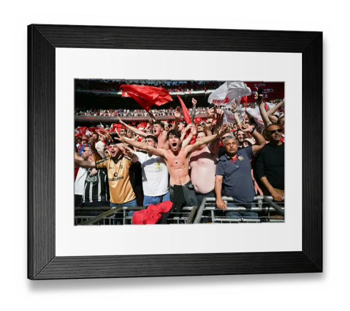 Framed Print : FA Cup winning Man Utd fans celebrate Framed Print : FA Cup winning Man Utd fans celebrate