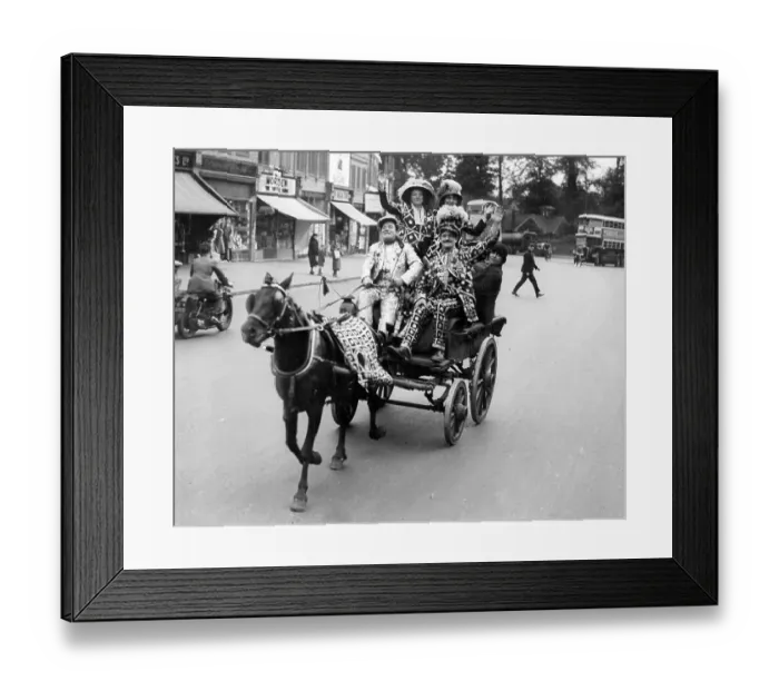 Framed Print : Pearly Kings and Queens in a horse and cart in Morden on way to the Epsom Derby 1935