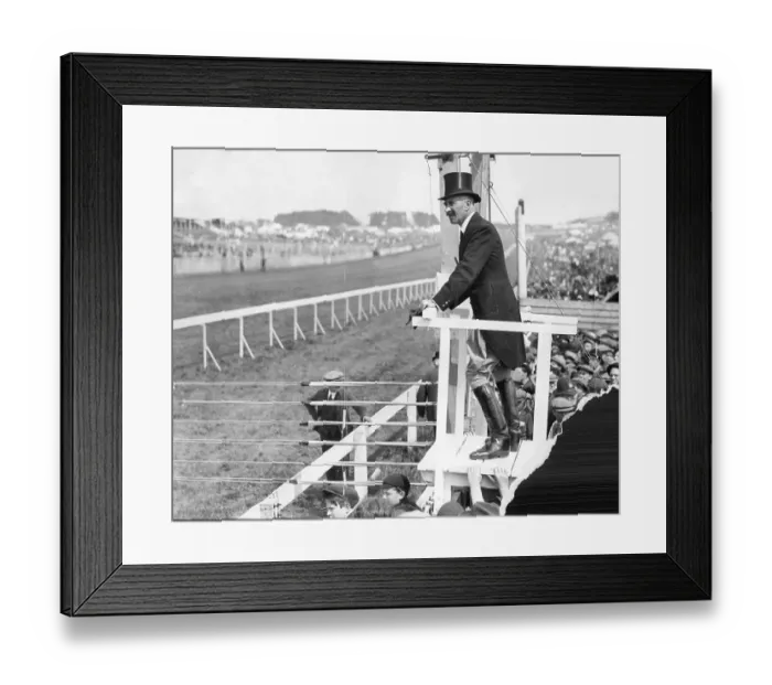 Framed Print : Captain H Allison starts the 1932 Derby Horse Race Framed Print : Captain H Allison starts the 1932 Derby Horse Race