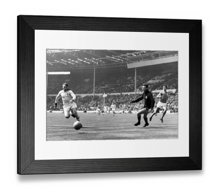 Framed Print : 1963 European Cup Final Benfica v Milan - Jose Altafini (L) of Milan and Benfica goalkeeper Costa Pereira Framed Print : 1963 European Cup Final Benfica v Milan - Jose Altafini (L) of Milan and Benfica goalkeeper Costa Pereira