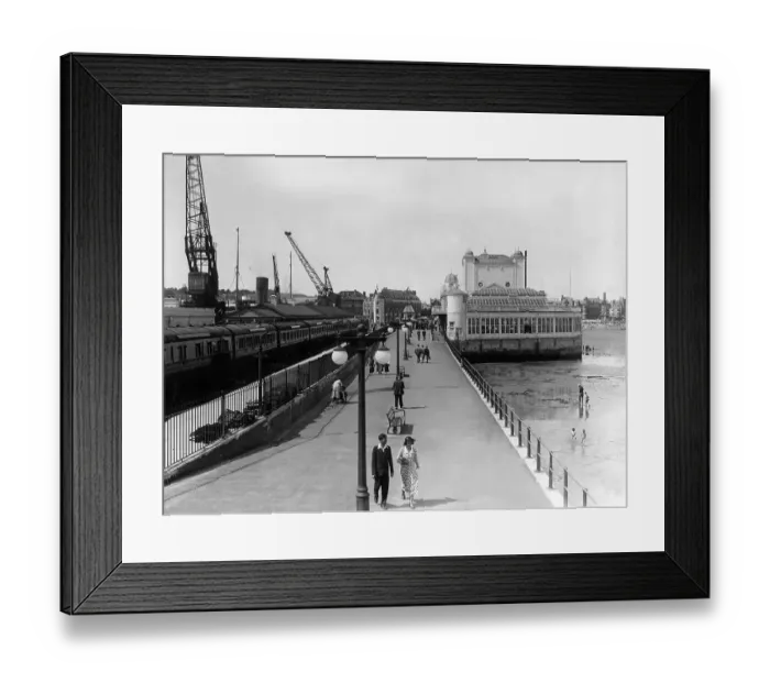 Framed Print : View of Cleethorpes, Lincolnshire.in the 1930s