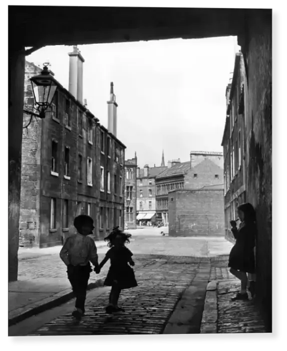 Print : Children play in Crieff Court off Argyle St. Glasgow 1959 Print : Children play in Crieff Court off Argyle St. Glasgow 1959