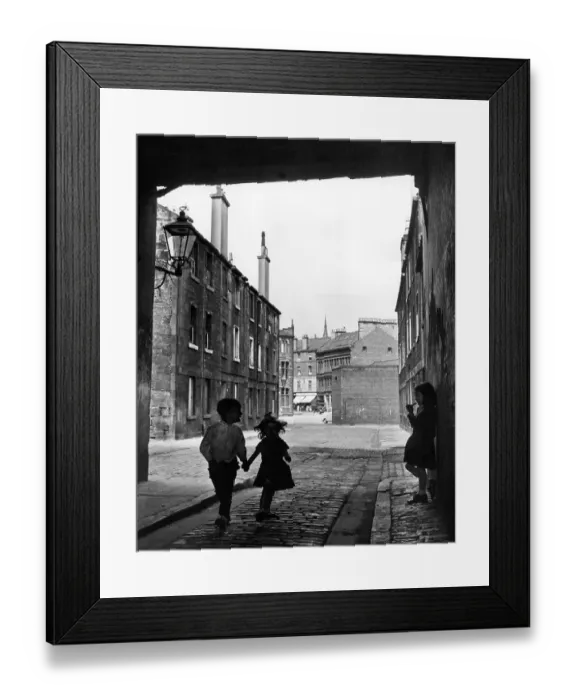 Framed Print : Children play in Crieff Court off Argyle St. Glasgow 1959