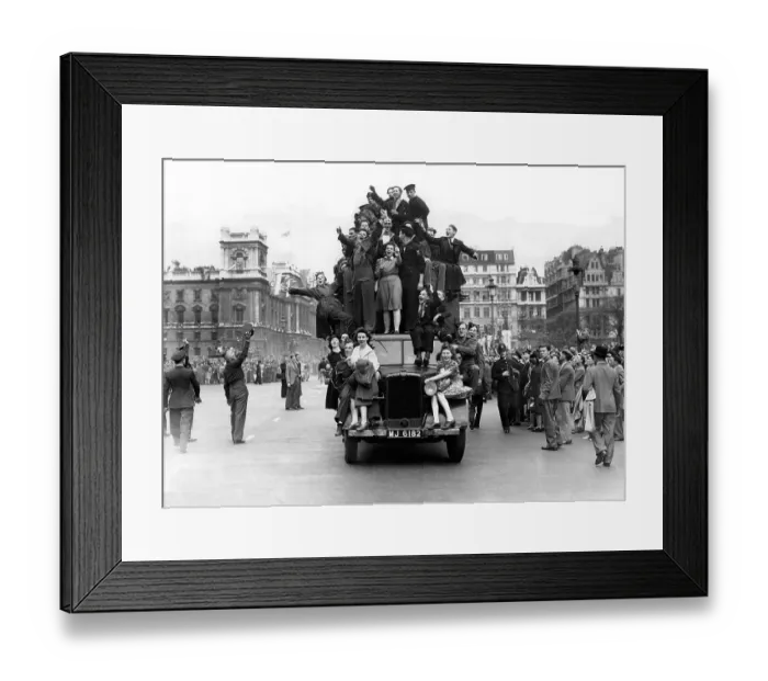 Framed Print : A car load of Londoners celebrating VE day Framed Print : A car load of Londoners celebrating VE day