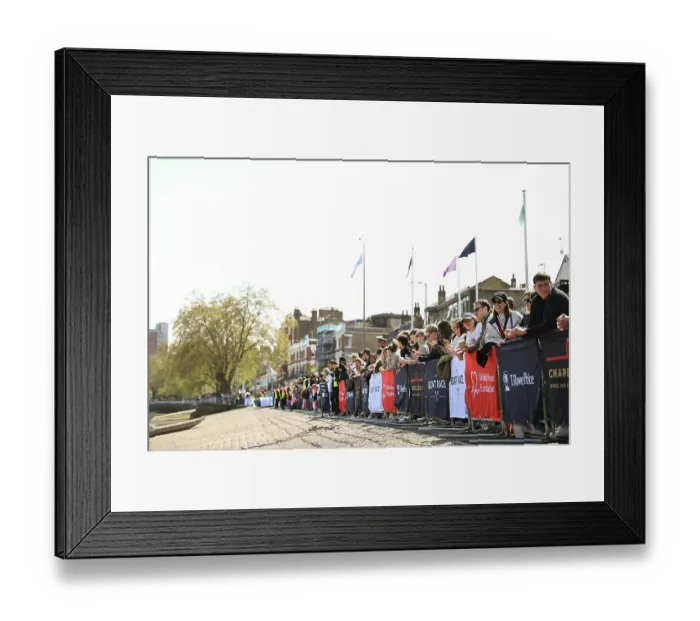 Framed Print : Crowds watch the race from the banks of the Thames Framed Print : Crowds watch the race from the banks of the Thames