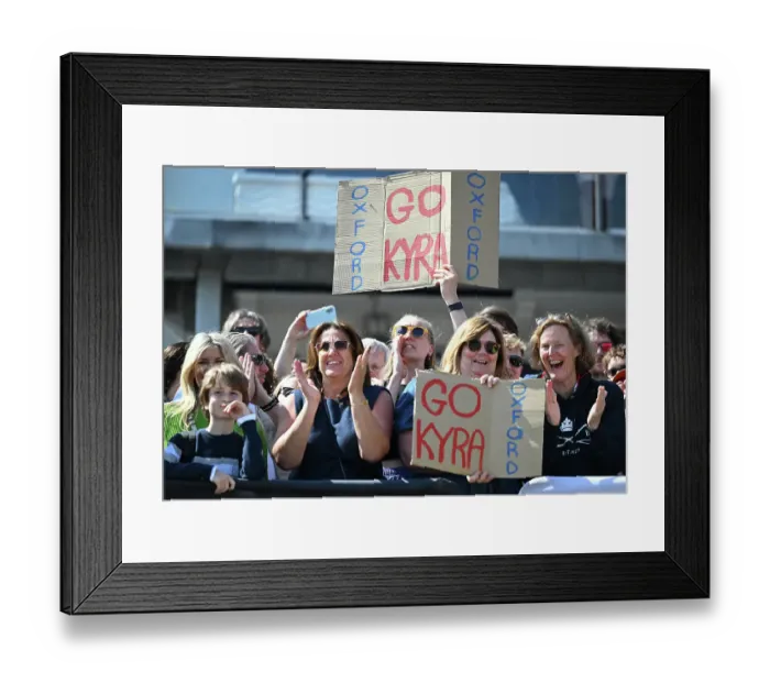 Framed Print : Crowds watching the race from the banks of the Thames Framed Print : Crowds watching the race from the banks of the Thames