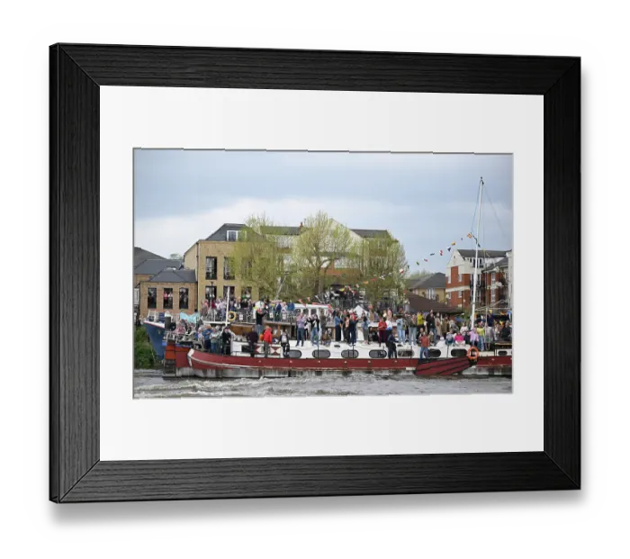 Framed Print : Crowds on the banks of the Thames Framed Print : Crowds on the banks of the Thames