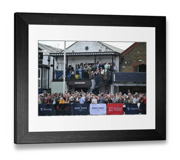 Framed Print : Crowds on the banks of the Thames Framed Print : Crowds on the banks of the Thames