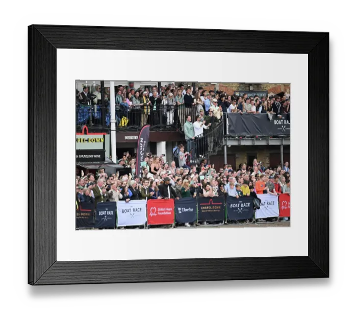 Framed Print : Crowds watching the race from the banks of the Thames Framed Print : Crowds watching the race from the banks of the Thames