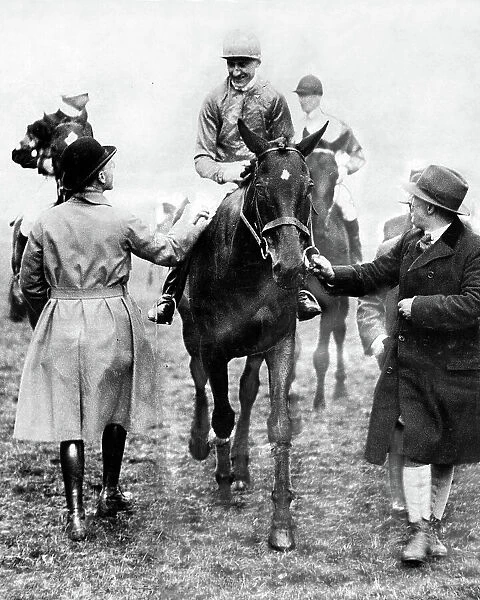 1928 Grand National racehorse Tipperary Tim being led in after his 100 to 1 victory
