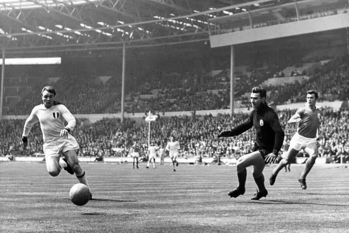 Framed Print : 1963 European Cup Final Benfica v Milan - Jose Altafini (L) of Milan and Benfica goalkeeper Costa Pereira Framed Print : 1963 European Cup Final Benfica v Milan - Jose Altafini (L) of Milan and Benfica goalkeeper Costa Pereira