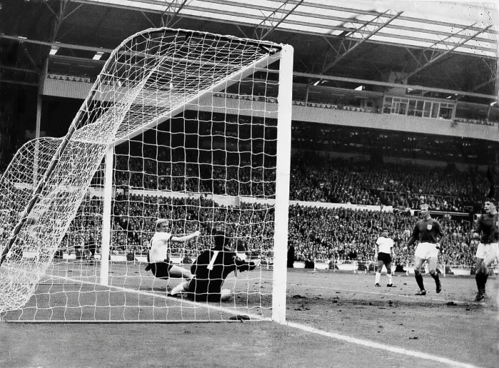 Framed Print : 1966 World Cup Final : England v West Germany (4-2) - Martin Peters scores Framed Print : 1966 World Cup Final : England v West Germany (4-2) - Martin Peters scores