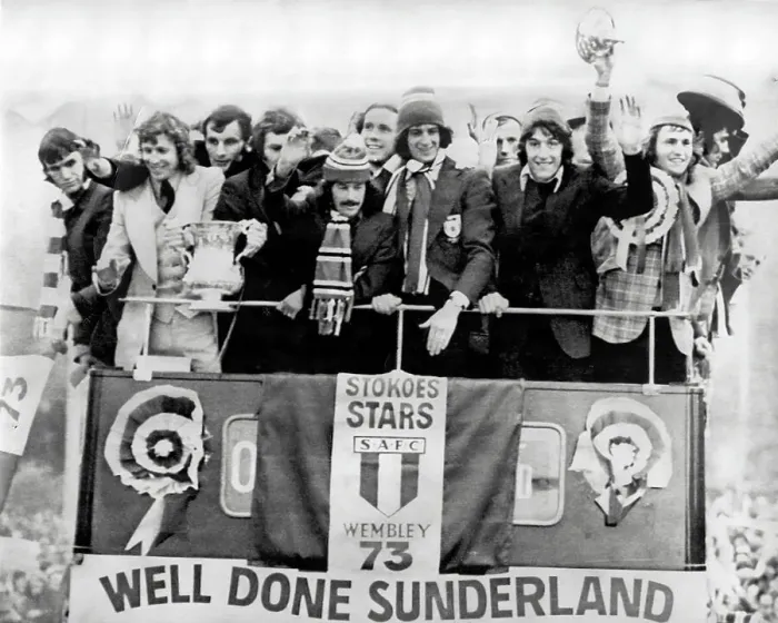 Framed Print : More than 750, 000 jubilant fans packed Sunderland last night for the incredible return home of the 1973 FA Cup winners Framed Print : More than 750, 000 jubilant fans packed Sunderland last night for the incredible return home of the 1973 FA Cup winners
