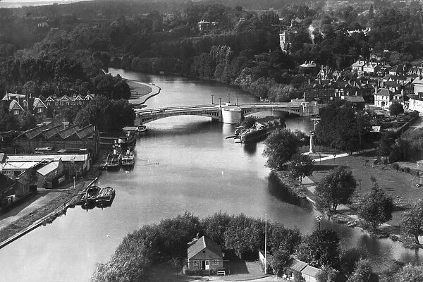 Aerial view of Caversham Bridge in Reading, Berkshire