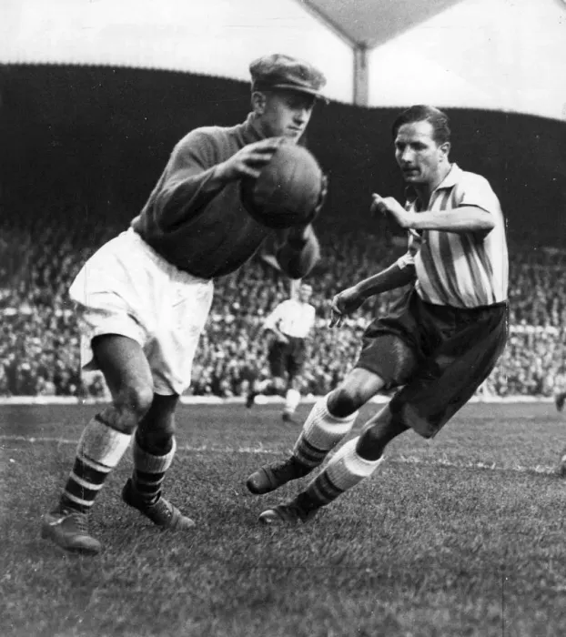 Framed Print : Alex Wilson, the Arsenal goalkeeper, beating Ellis Rimmer, of Sheffield Wednesday Framed Print : Alex Wilson, the Arsenal goalkeeper, beating Ellis Rimmer, of Sheffield Wednesday