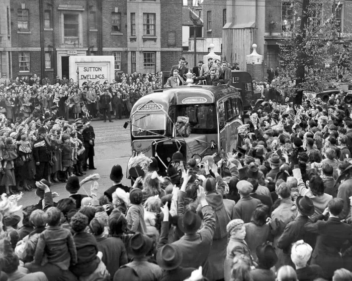Framed Print : Arsenal parade the FA cup on Upper Street Islington 1950 Framed Print : Arsenal parade the FA cup on Upper Street Islington 1950