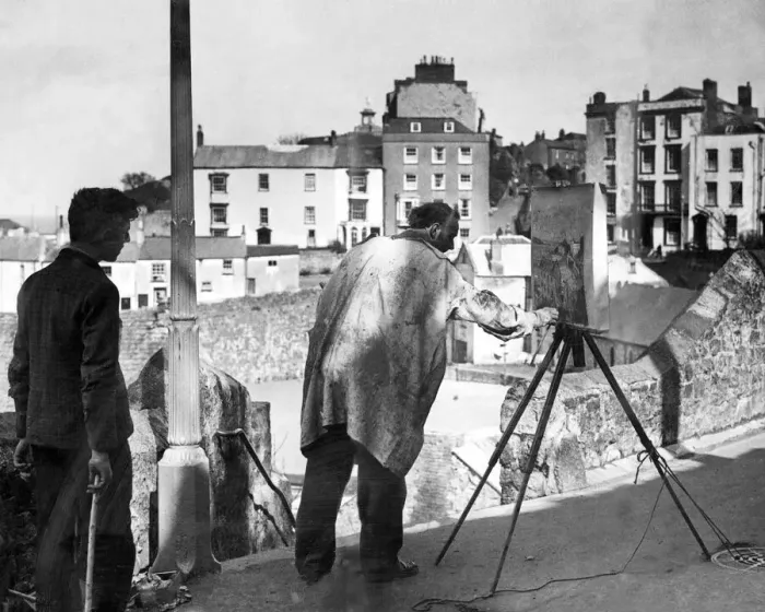 Framed Print : An artist painting the harbour in Tenby Framed Print : An artist painting the harbour in Tenby