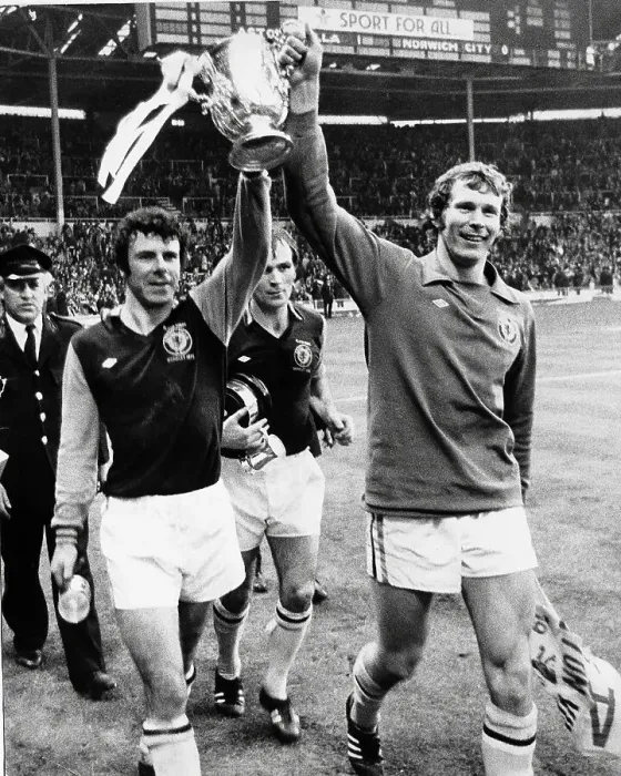 Framed Print : Aston Villa's Charlie Aitken, Ian Ross and keeper Jim Cumbes parade the League Cup Framed Print : Aston Villa's Charlie Aitken, Ian Ross and keeper Jim Cumbes parade the League Cup