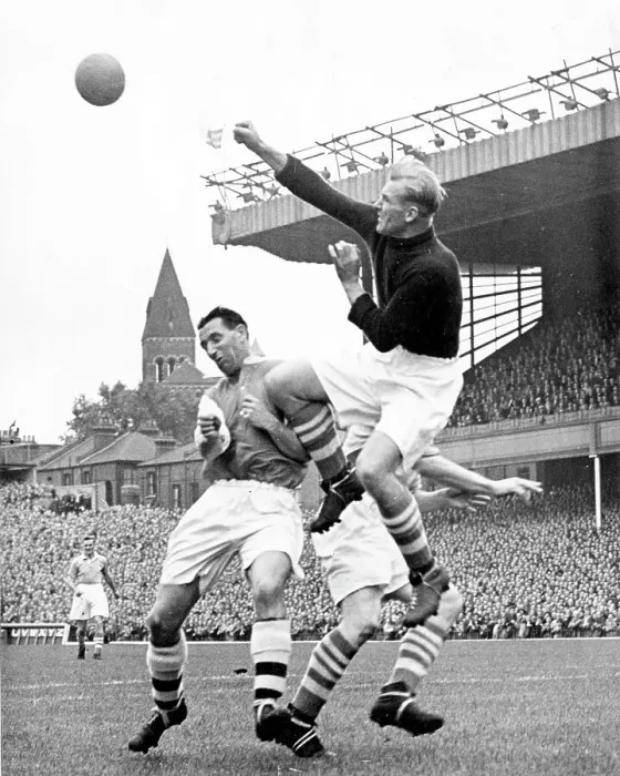 Framed Print : Bert Trautmann, Manchester City Goalkeeper clears the ball from Tommy Lawton of Arsenal