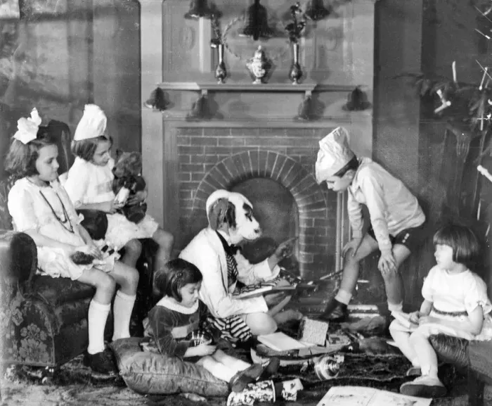 Framed Print : Billy Batch delivers Christmas presents, 1921 Framed Print : Billy Batch delivers Christmas presents, 1921