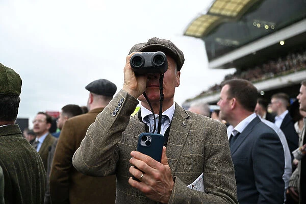 Binoculars to watch the race Cheltenham Festival week