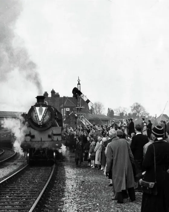 Framed Print : Bluebell train leaves East Grinstead station for Lewes on its final journey Framed Print : Bluebell train leaves East Grinstead station for Lewes on its final journey