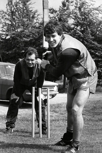 Bryan Robson and Ray Wilkins playing cricket