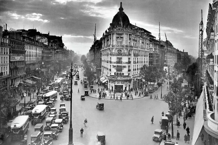 Framed Print : A busy street scene in Paris in 1928 Framed Print : A busy street scene in Paris in 1928