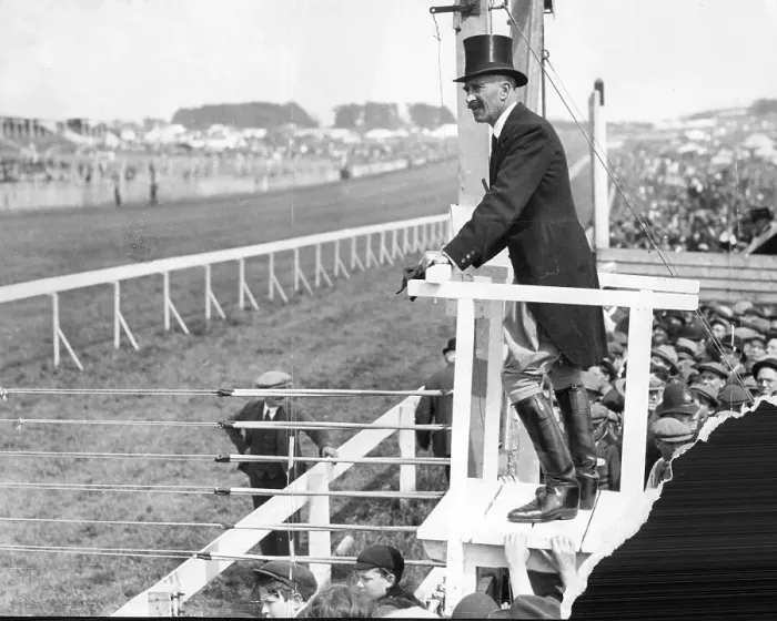 Framed Print : Captain H Allison starts the 1932 Derby Horse Race Framed Print : Captain H Allison starts the 1932 Derby Horse Race