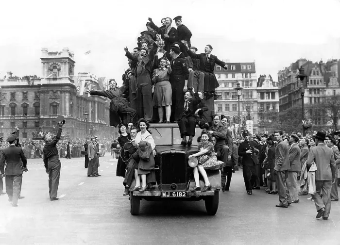 Framed Print : A car load of Londoners celebrating VE day Framed Print : A car load of Londoners celebrating VE day