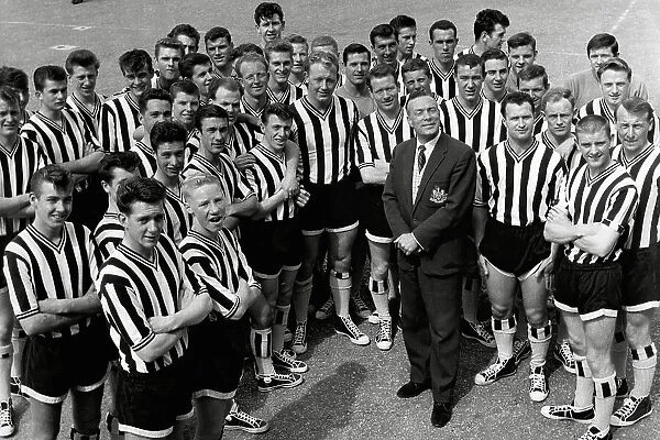 Charlie Mitten with his Newcastle United footballers for the 1961 /  62 season