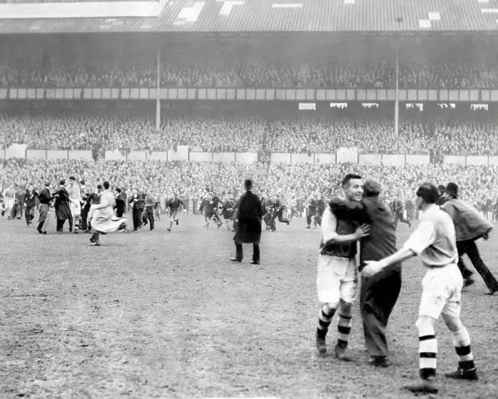 Framed Print : Chelsea v Arsenal F.A Cup Semi-Final 1950 replay at Tottenham