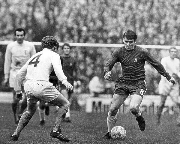 Chelsea's Charlie Cooke (R), being challenged by Billy Bremner of Leeds